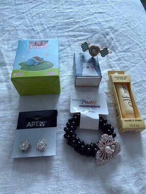 Miscellaneous Beauty Bundle w. Beaded Stretch Bracelet w/ Pearl Flower Accent